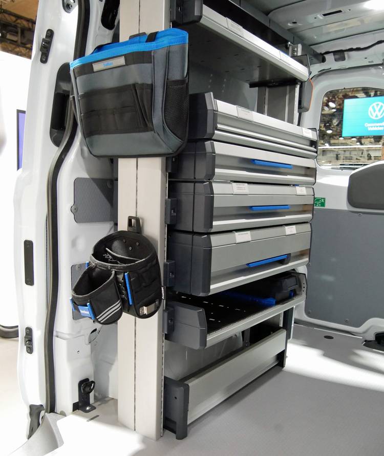 Alt-Text: „Innenraum eines Lieferwagens, ausgestattet mit spezialisierten Regalsystemen für Sanitär- und Heizungswerkzeuge, optimierter Aufbewahrung für Fachhandwerker; zeigt effektive Raumnutzung für effiziente Arbeitsprozesse in der Gebäudetechnikbranche.