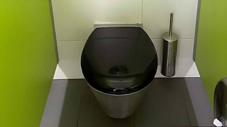 Für ein Bild, das auf haustec.de erscheinen soll und die Zielgruppe von Fachleuten in der Gebäudetechnik anspricht, könnte ein optimierter ALT-Text wie folgt lauten:
„Stilvolles schwarzes WC mit Edelstahl-Bürstenhalter, integriert in eine umweltfreundliche Sanitärinstallation mit energieeffizienten Komponenten.“
Dieser Text berücksichtigt sowohl das Design als auch die energieeffiziente Technik, welche für Entscheider und Fachleute im Bereich der Gebäudetechnik relevant sind.