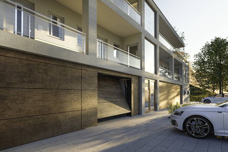 Modernes Mehrfamilienhaus mit energieeffizienter Gebäudehülle, einer halb geöffneten automatisierten Garagentür und einem nachhaltig geparkten weißen Elektrofahrzeug vor dem Eingang als Beispiel Bauweise in der Gebäudetechnik.