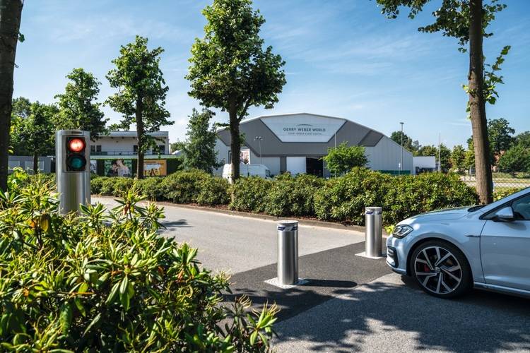 Modernes Bürogebäude mit Energiesparfassade, umgeben von nachhaltigen Landschaftselementen, symbolisiert Innovationskraft in der umweltfreundlichen Gebäudetechnik.