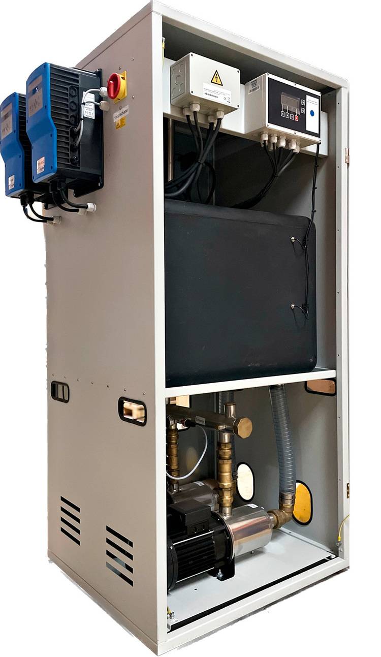 „Detailaufnahme einer modernen Heizungssteuerungseinheit mit Steuerpaneelen, Verkabelung und integrierter Pumpe in einem robusten Metallgehäuse für effiziente Wärmeverteilung in Gebäuden.