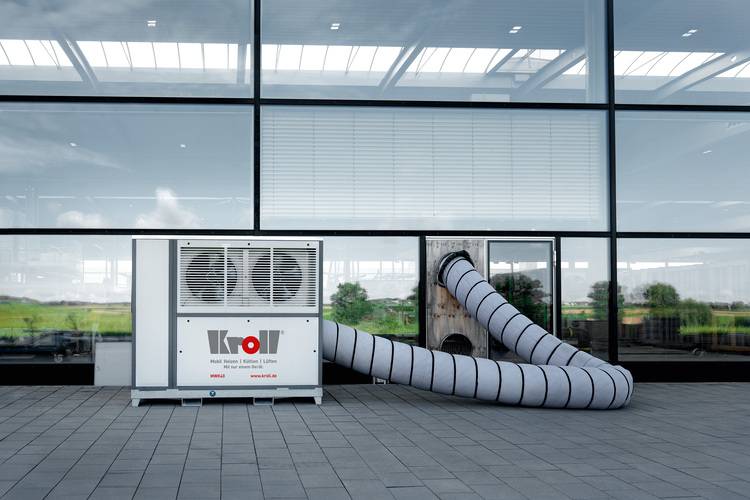 „Industrie-Klimaanlage mit flexiblen Luftschläuchen zur Belüftung eines Glasgebäudes, symbolisiert moderne Gebäudetechnik und Energieeffizienzlösungen.“.