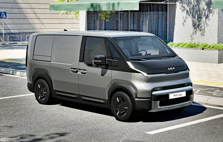 Ein moderner, grauer Transporter der Gebäudetechnikbranche parkt auf einer städtischen Straße. Im Hintergrund befinden sich Bäume und ein Bürogebäude. Das Fahrzeug repräsentiert die mobile Einsatzfähigkeit von Fachhandwerkern in der SHK- und TGA-Industrie.