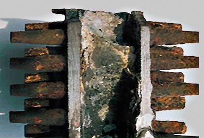 Detailansicht eines korrodierten Heizelements aus einem älteren Heizsystem, das die Bedeutung regelmäßiger Wartung und Modernisierung in der Gebäudetechnik verdeutlicht.