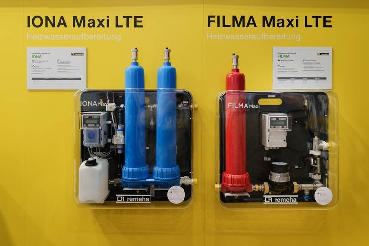 „Zwei wandhängende Wassererwärmungssysteme, IONA Maxi LTE und FILMA Maxi LTE, auf einem gelben Hintergrund. Diese Geräte bieten energieeffiziente Lösungen für moderne Sanitärinstallationen in Gewerbe- und Wohngebäuden.
