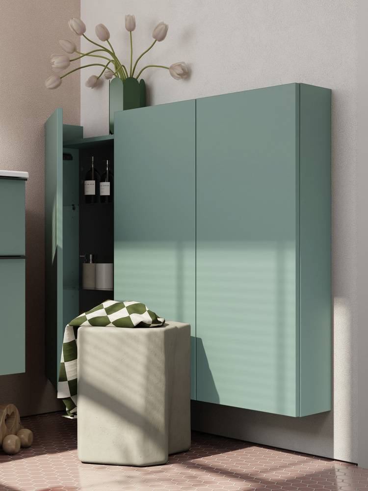 Moderne türkisfarbene Badezimmermöbel mit geöffneter Tür, die diversen Produktflaschen präsentiert, neben einem Hocker mit kariertem Handtuch; symbolisiert innovative Sanitärlösungen für barrierefreie Gebäudetechnik.