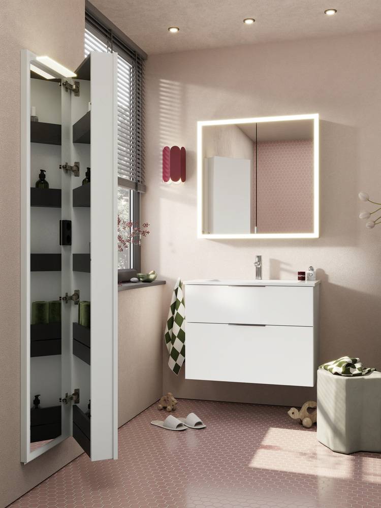 „Modernes Badezimmer mit weißem Waschtisch und beleuchtetem Spiegel, geeignet für energieeffizientes Wohnen; ideal für TGA-Planer und Architekten im Bereich Sanitärtechnik.