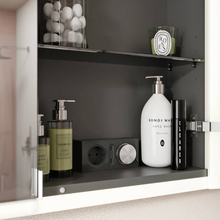 Bildbeschreibung: Ein modernes Badezimmerregal zeigt eine organisierte Auswahl an Sanitärprodukten, darunter Handwaschmittel, Reinigungsmittel, eine Duftkerze und Wattestäbchen. Die Anordnung der Produkte verdeutlicht eine optimale Nutzung von Stauraum für Effizienz im Sanitärbereich, relevant für Fachhandwerker und Entscheider in der Gebäudetechnikbranche bei der Planung zeitgemäßer Badlösungen.