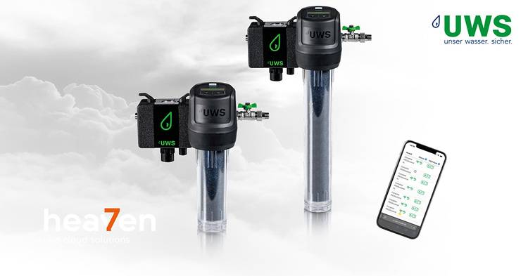 Optimierter ALT-Text: Zwei UWS Wasserfiltrationseinheiten vor wolkigem Hintergrund, daneben ein Smartphone mit geöffneter Steuerungs-App für Gebäudetechnik.