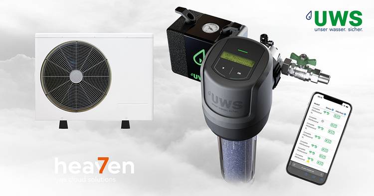 Optimierter ALT-Text: Intelligente Trinkwasserfilteranlage mit digitalem Steuerungsmodul, eingebautem Sensor zur Wasserqualitätsmessung und zugehöriger Smartphone-App zur Fernüberwachung, auf einem hellen Untergrund präsentiert. Begründung: Der Text benennt die wichtigsten abgebildeten Komponenten (Trinkwasserfilteranlage, Sensorik, App), bezieht sich auf smarte Gebäudetechnik und spricht zentrale Anforderungen (Überwachung, Steuerung und Digitalisierung) für die haustec.de-Zielgruppe an.