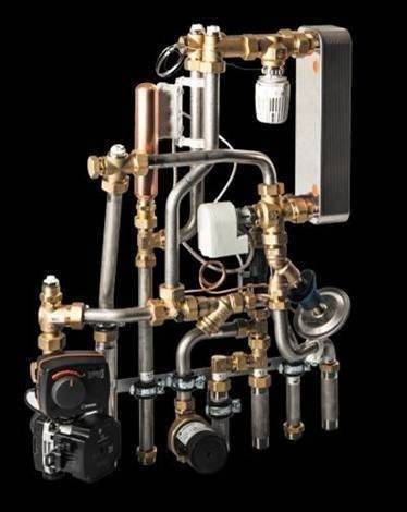 Detailansicht eines komplexen Sanitärsystems mit präzise angeordneten Rohren, Ventilen und Armaturen, illustriert zur Veranschaulichung moderner Gebäudeinfrastruktur und effizienterer Wasserverteilung in der Gebäudetechnik.