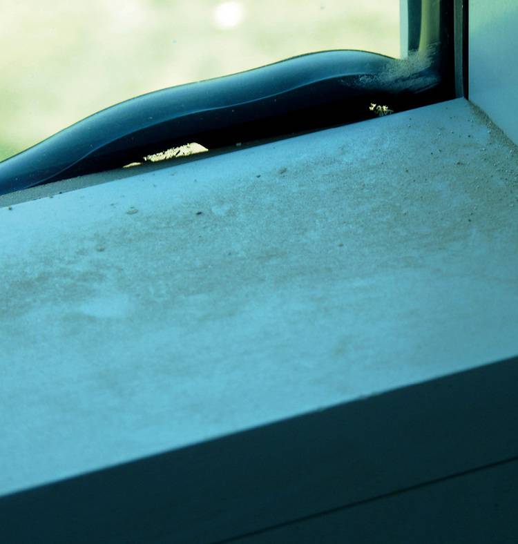 Gern! Der bisherige Alt-Text passt nicht zum thematischen Kontext von haustec.de und seiner Zielgruppe. Hier ist ein optimierter, fachlich relevanter Alternativtext für ein Bild im Umfeld der Gebäudetechnik: Vorschlag für einen ALT-Text: „Detailansicht eines modernen Fensteranschlusses mit luftdichter Abdichtung, eingesetzt zur Energieeffizienzsteigerung in einem Bürogebäude.“ Hinweis: Der Alt-Text sollte immer zum tatsächlichen Bild passen. Fällt das Bild z.B. Eine Leitung am Fensterrahmen zeigt (z.B. Sensorik, Dichtung oder Installation), könnte man noch genauer werden: *„Montierte Fensterdichtung und installierte Sensorkabel an einem neuen Kunststofffenster zur Verbesserung der Gebäudedämmung.“* Bitte gib mehr Details zum abgebildeten Motiv durch, falls du einen noch präziseren Text brauchst!.