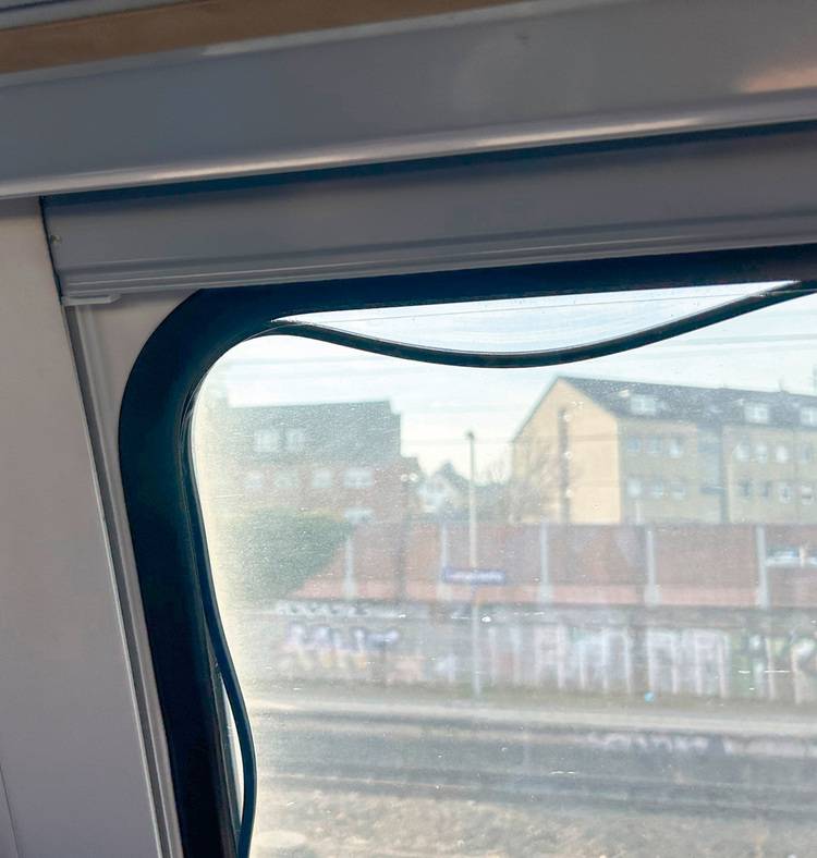 ALT-Text-Vorschlag für haustec.de (themengerecht und zielgruppenspezifisch): „Blick aus einem Gebäude auf eine moderne Heizungsanlage mit Rohrleitungen, Dämmung und Energiezähler in einem Technikraum – Fokus auf energieeffiziente Gebäudetechnik.“ Hinweis: Da im Originalbild offenbar Gebäude in Gleisnähe zu sehen sind, könnte das Motiv auch auf städtische Infrastruktur, energetische Sanierung von Bestandsgebäuden oder technischen Anlagen an Bahnstrecken abzielen. Falls das Bild stattdessen tatsächlich Schienen und ein urbanes Umfeld zeigt (mit Gebäuden & Graffiti), wäre eine Alternativformulierung: "Städtische Gebäude entlang einer Bahnstrecke mit Fassadendämmung und moderner Fenstertechnik – Beispiele für energetische Maßnahmen im urbanen Umfeld der Gebäudetechnik." Bitte den genauen Bildinhalt berücksichtigen! Ein optimaler ALT-Text beschreibt sachlich und zielgruppenorientiert aus Sicht der Gebäudetechnik-Branche.