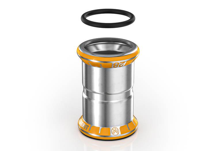 Alt-Text-Vorschlag: „Montierter Anschluss eines Heizungsventils aus Metall mit orangefarbenem Dichtungselement und schwarzem O-Ring, dargestellt auf weißem Hintergrund – typische Verbindungskomponente für den Einsatz in der Gebäudetechnik.“.