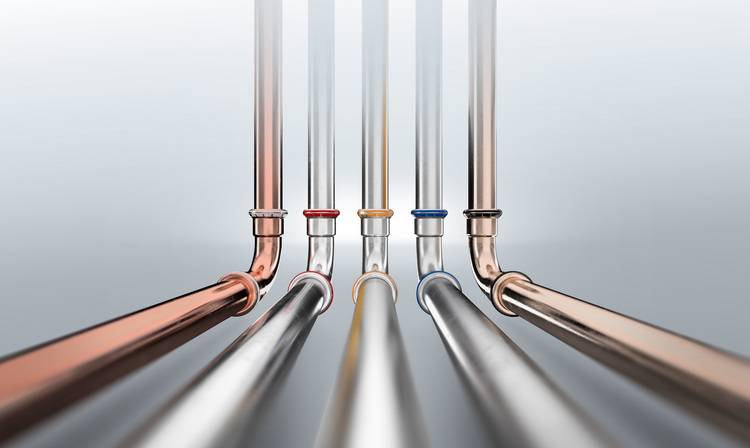 Optimierter ALT-Text: „Fünf leere Metallrohre mit farbigen Markierungsringen an den Verbindungsstellen, installiert als Teil einer modernen Heizungs- und Sanitärinstallation in einem Technikraum.“.