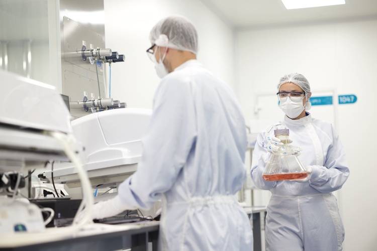 Gerne! Ein optimierter, themenrelevanter ALT-Text für haustec.de könnte lauten: „Zwei Fachkräfte in Schutzkleidung analysieren eine Wasserprobe in einem Labor zur Prüfung der Trinkwasserhygiene für gebäudetechnische Anlagen.“.