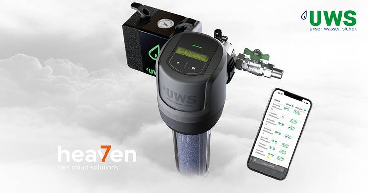 Optimierter ALT-Text: „Digital gesteuertes Wasserfiltersystem mit Smartphone-App-Anbindung, abgebildet vor stilisierten Wolken; im Vordergrund das UWS-Logo und die Produktmarke ‚Heaven‘ – Anwendungsmöglichkeiten für intelligente Gebäudetechnik.“.