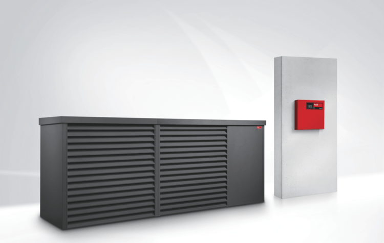 Gerne! Hier ist ein optimierter, fachlich präziser ALT-Text für das beschriebene Bild: ALT-Text: Große schwarze Lüftungseinheit mit horizontalen Lamellen, installiert in einem Technikraum; rechts daneben eine wandmontierte rote Steuerungseinheit für die Regelung der Gebäudebelüftung. Begründung: Der Text verzichtet auf allgemeine Begriffe und benennt konkret die Gerätefunktion (Lüftungseinheit/Steuerung), den Installationsort (Technikraum), sowie den Zweck (Regeltechnik/Gebäudebelüftung). Dies entspricht der Zielgruppe und fördert Barrierefreiheit durch thematische Präzision.