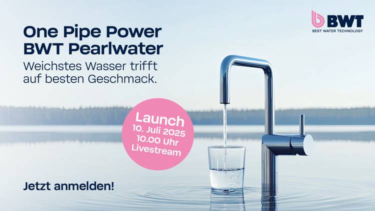 Optimierter ALT-Text: „Moderner BWT-Wasserhahn befüllt ein Glas mit Wasser; im Hintergrund Naturmotiv mit See und Bäumen. Visualisierung nachhaltiger Trinkwasserversorgung für Gebäudetechnik, passend zur Markteinführung des BWT Pearlwater.“.