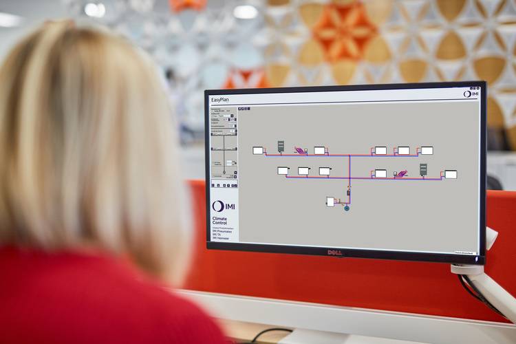 Gerne! Ein optimierter, präziser und branchenrelevanter ALT-Text für das beschriebene Bild wäre: „Fachplaner in einem modernen Büro analysiert ein digitales Flussdiagramm zur Heizungs- und Lüftungssteuerung auf dem Computerbildschirm.“ Dieser Alt-Text ist speziell auf die Zielgruppe (z. B. Fachplaner, Entscheider) ausgerichtet, benennt den Gebäudetechnik-Bezug (Heizungs- und Lüftungssteuerung), verweist auf den digitalen Arbeitsprozess und bleibt dabei präzise sowie barrierefrei verständlich.