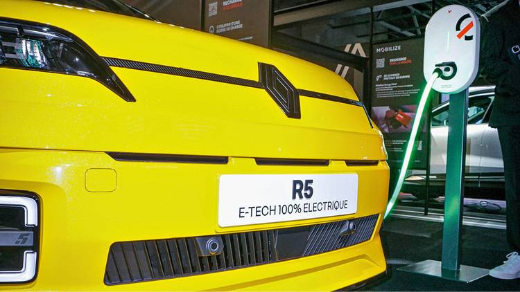 Optimierter, themenrelevanter ALT-Text für haustec.de: "Nahaufnahme: Gelber Renault R5 wird an einer Ladestation aufgeladen; Fokus auf das Ladekabel und die Beschriftung "E-TECH 100% ELECTRIQUE" - Beispiel für Elektromobilität und Ladeinfrastruktur in der Gebäudetechnik.