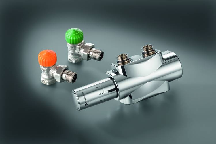 Optimierter, themenrelevanter ALT-Text: „Thermostatventil aus verchromtem Messing und zwei Heizkörper-Eckventile mit farblich gekennzeichneten Handgriffen für Vor- und Rücklauf, präsentiert als Installationskomponenten für Heizungsanlagen in der Gebäudetechnik.“ Begründung: Der Text benennt nicht nur die sichtbaren Objekte, sondern kontextualisiert sie fachlich – besonders passend für SHK-Fachleute und Entscheider im Bereich Gebäudetechnik. Die Funktion (Heizungsregelung), das Material (verchromtes Messing) sowie die Bedeutung der Farbcodierung (Vor-/Rücklauf) werden hervorgehoben. Das Bild wird so barrierefrei wahrnehmbar und thematisch relevant beschrieben.