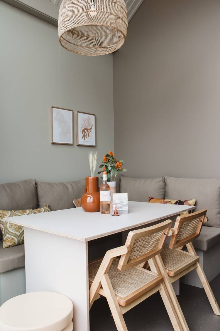 Alt-Text-Vorschlag für haustec.de (optimiert für B2B-Gebäudetechnik): „Beispiel einer energieeffizienten Gebäudeeinrichtung: Essbereich mit natürlichen Baustoffen, energieoptimierten Fenstern und moderner LED-Beleuchtung, veranschaulicht nachhaltige Planungs- und Möglichkeiten in Wohngebäuden.“.