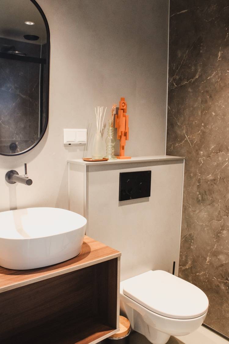 Klar, hier ist ein optimierter und themenrelevanter ALT-Text für das Bild auf haustec.de: ALT-Text: Barrierefreies, modern ausgestattetes Bad mit wandhängendem WC, unterfahrbarem Waschbecken und taktiler Armatur vor einer hellen Fliesenwand; Geeignet für den Einsatz in energieeffizienten Gebäuden der Sanitärtechnik. Soll die Barrierefreiheit noch gezielter hervorgehoben werden, zum Beispiel im Kontext von DIN-Normen oder besonderen Nutzergruppen (Senioren, Menschen mit Einschränkungen), kann dies ergänzt werden – sag mir einfach Bescheid!.