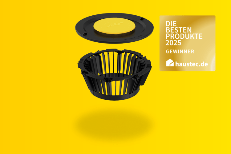 Alt-Text: „Luftaufnahme von modularen Klimageräten auf einem Flachdach eines Gewerbegebäudes, integriert in ein energieeffizientes Gebäudemanagementsystem, mit Fokus auf nachhaltige Kühltechnik für die Gebäudetechnikbranche.