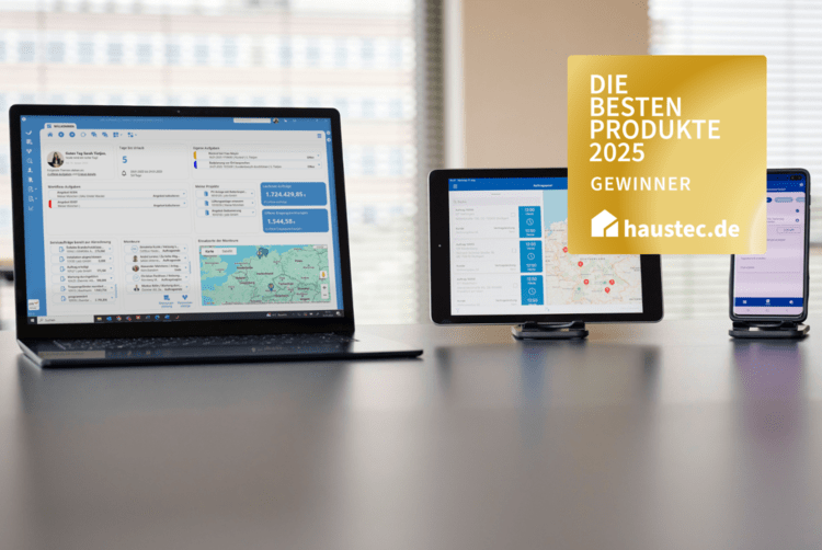 ALT-Text: „Laptop, Tablet und Smartphone auf einem Tisch zeigen lizenzierte Gebäudemanagement-Software zur Steuerung von Heizungs-, Lüftungs- und Klimasystemen.