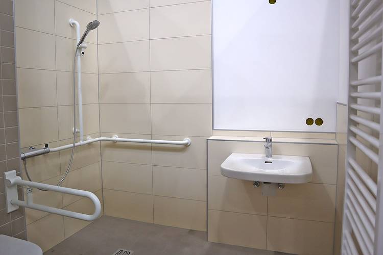 Gerne! Hier ist ein optimierter, branchenspezifischer ALT-Text für das beschriebene Bild, zugeschnitten auf die Zielgruppe von haustec.de: Barrierefreies Badezimmer mit bodenebener Dusche, stabilen Haltegriffen, wandmontiertem Waschtisch und rutschfest gefliesten Wänden - beispielhafte Umsetzung aktueller DIN-Normen für inklusives Bad-Design im Neubau und in der Sanierung. Dieser Text berücksichtigt folgende Anforderungen: - Detaillierte Beschreibung der Ausstattung - Relevanz zu aktuellen Normen und gesetzlichen Vorgaben im Bereich Barrierefreiheit (wie DIN 18040) - Praxisbezug für Fachkräfte aus Sanitär-, Heizungs-, Klimatechnik - Zielgruppenfreundliche Begriffe ("Neubau", "Sanierung", "inklusive Planung") - Verwendbarkeit als Entscheidungshilfe für Investoren, Planer sowie SHK-Betriebe Wenn du einen noch spezifischeren Bezug wünscht (z.B. Erwähnung bestimmter Produkte/Systeme), gib gern Bescheid!.