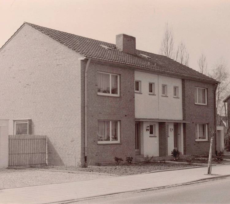 Gerne! Hier ist ein optimierter, zielgruppengerechter und themenrelevanter ALT-Text für das beschriebene Bild: ALT-Text-Vorschlag: "Zweistöckiges Mehrfamilienhaus mit Ziegelfassade, geneigtem Dach und kleinen Vorgärten, ideal zur Veranschaulichung energetischer Sanierungsmöglichkeiten und moderner Gebäudetechniklösungen für Wohngebäude." Falls der inhaltliche Schwerpunkt auf einem bestimmten Gebäudetechnik-Thema liegt (z. B. Wärmedämmung, Heizsysteme), kann der Text gezielt erweitert werden: Beispiel Ergänzung - Schwerpunkt Heizung: "Zweistöckiges Ziegelhaus mit typischem Satteldach als Beispielobjekt für die Integration energieeffizienter Heiztechnik im Bestand." Bitte gib Bescheid, falls noch weitere Kontextinformationen zum Bild vorhanden sind - so kann der Alt-Text noch präziser gestaltet werden!.