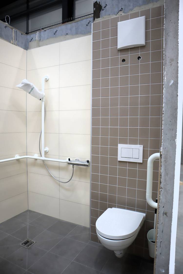 Gerne! Hier ist ein auf die Zielgruppe und das Themenportal optimierter ALT-Text für das beschriebene Bild: "Barrierefreies Bad nach DIN 18040 mit wandhängendem WC, höhenverstellbaren Stützklappgriffen, bodengleicher Dusche mit Haltegriff und rutschhemmenden Fliesen - Beispiel für zukunftsorientierte Sanitärinstallation in der Gebäudetechnik." Wenn du eine Variante mit noch stärkerem B2B-Fokus möchtest, alternativ: "Barrierearmes Badezimmer mit behindertengerechtem WC, Stützgriffen und unterfahrbarem Waschtisch - praxisnahe Umsetzung normgerechter Planung für SHK-Fachkräfte und TGA-Planer.