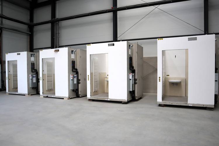 Optimierter ALT-Text: "Drei große, begehbare Kühlzellen in einem weitläufigen Lager, installiert für den gewerblichen Einsatz in der Gebäudetechnik - Fokus auf energieeffiziente Kältelösungen zur Lebensmittel- oder Medikamentenlagerung.