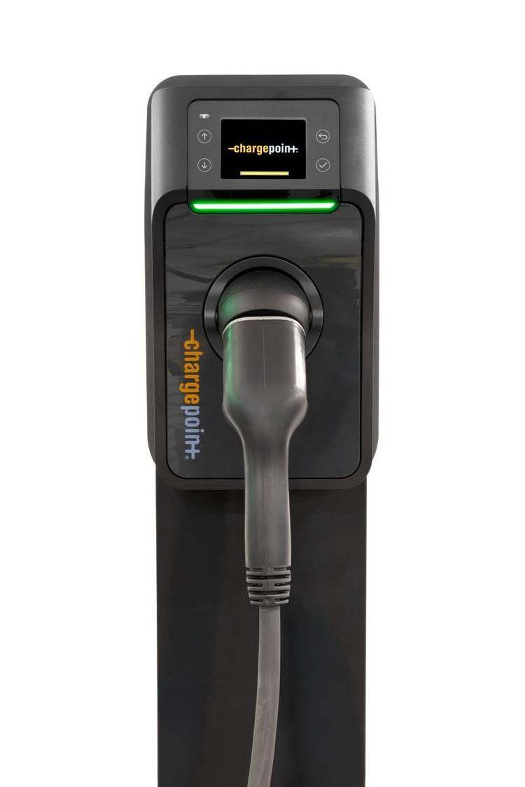 Optimierter ALT-Text für das Bild auf haustec.de: "Ladestation für Elektrofahrzeuge von ChargePoint, installiert an einem Nichtwohngebäude; Ladekabel eingesteckt, Display zeigt aktuellen Ladevorgang - Beispiel moderner Elektromobilitäts-Infrastruktur für TGA-Fachplaner und Entscheider in der Gebäudetechnik.