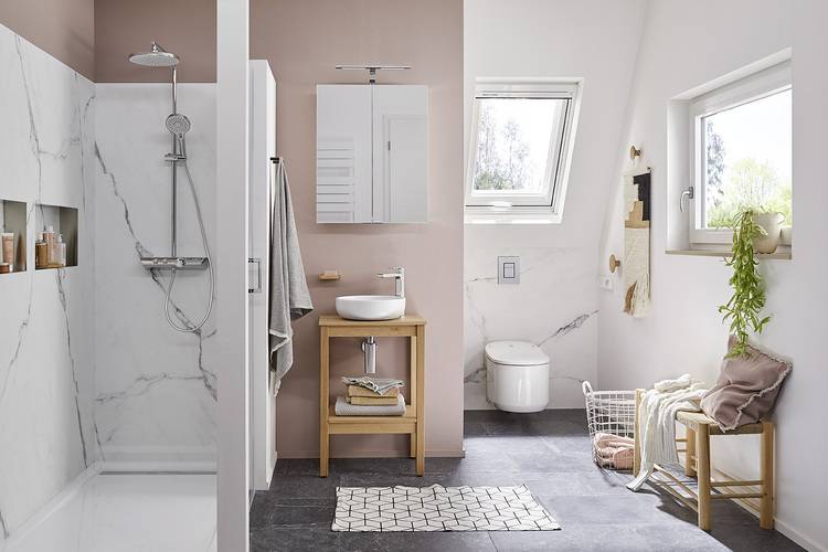 Barrierefreies, modernes Badezimmer mit ebenerdiger Dusche aus Marmor, wandhängendem Waschtisch aus Holz, großzügigem Oberlicht für natürliche Belichtung und gut erreichbarem Sitzbereich; ausgelegt für altersgerechte und inklusive Gebäudetechnik in der Sanitärplanung.