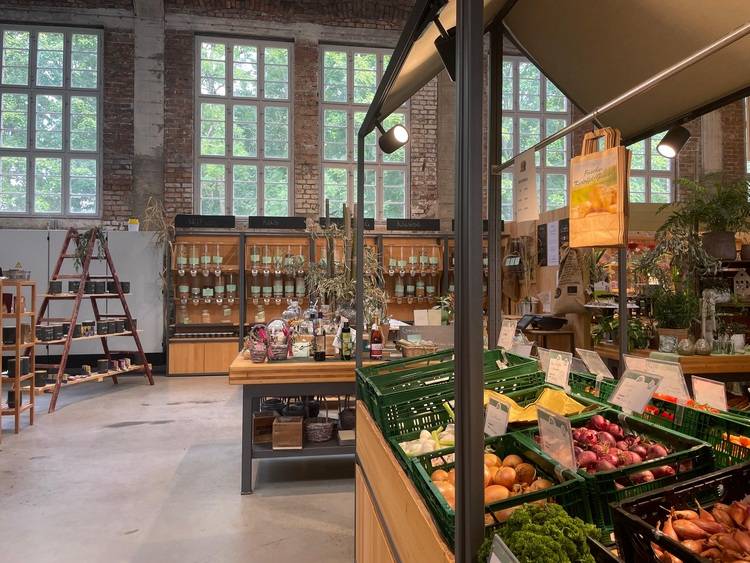 Gerne! Hier ein optimierter, themenrelevanter ALT-Text für das beschriebene Bild im Kontext von haustec.de: "Moderne Ladenfläche mit energieeffizienter LED-Beleuchtung und großflächigen Wärme- und Sonnenschutzfenstern; sichtbar sind ökologische Wärmedämmung sowie lüftungs- und klimatechnische Anlagen an rustikalen Ziegelwänden - Beispiel für nachhaltige Gebäudetechnik im Einzelhandel." So werden sowohl die infrastrukturellen Merkmale als auch der fachliche Bezug zu haustec.de (Energieeffizienz, Gebäudehülle, Klima-, Lüftungs-, Lichttechnik) zielgruppengerecht adressiert.