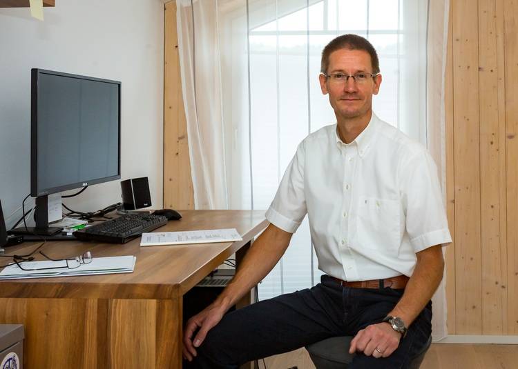 Gerne, hier ein optimierter ALT-Text für das Bild, zugeschnitten auf die Zielgruppe und den thematischen Kontext von haustec.de: ALT-Text: "Gebäudetechniker mit Brille am Schreibtisch analysiert digitale Pläne und Energieeffizienz-Daten am Computer in moderner Büro-Umgebung." Falls ein noch stärkerer Bezug zu einem spezifischen Bereich (zum Beispiel Heizung, Sanitär oder Klimatechnik) gewünscht ist, passe ich den Text gerne weiter an!.