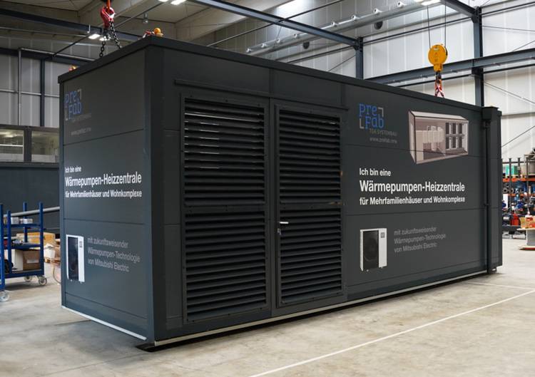 Optimierter ALT-Text: "Große industrielle Wärmepumpen-Heizzentrale in einer Lagerhalle, mit angeschlossenen Rohrleitungen und Steuerelementen; Beispiel moderner Heiztechnik für energieeffiziente gewerbliche Gebäudeanwendungen.