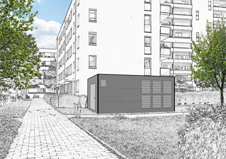 Optimierter ALT-Text: "Modulares Technikgebäude aus grauem Blech für gebäudetechnische Anlagen (z. B. Heizung, Klima oder Stromversorgung) steht neben einem Mehrfamilienhaus auf einer begrünten Außenfläche - Beispiel für moderne Infrastruktur und Platzierung von Versorgungsmodulen in der Gebäudetechnik.