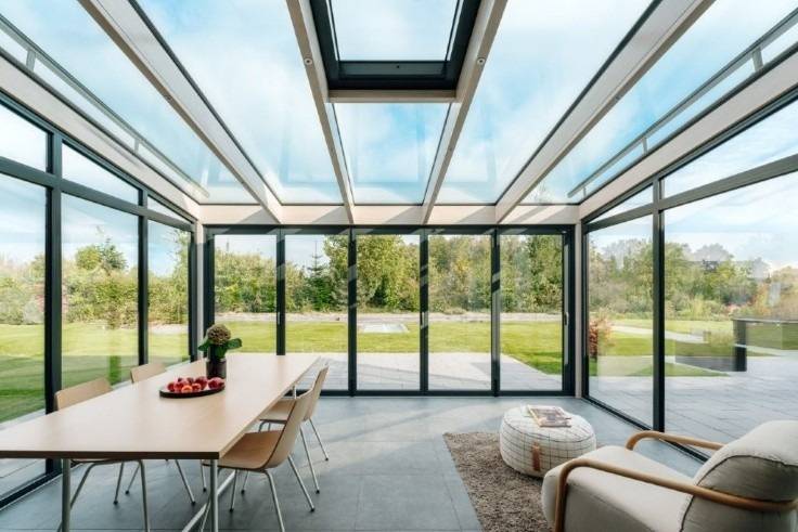 Gerne - hier ist ein optimierter ALT-Text, zugeschnitten auf die Zielgruppe und thematische Ausrichtung von haustec.de: ALT-Text-Vorschlag: "Tageslichtdurchfluteter Wintergarten mit Glasdach und integriertem Dachfenstern; zu sehen sind moderne Beschattungslösungen, energieeffiziente Verglasung sowie ein Esstisch im Vordergrund. Im Hintergrund Blick in den Garten. Der Fokus liegt auf innovativen Lösungen zur Verbesserung der Energieeffizienz und des Wohnkomforts im Gebäudebestand." Begründung: Der Text beschreibt nicht nur das Bildobjekt (Wintergarten), sondern adressiert spezifische Themen wie energieeffiziente Verglasung, Tageslichtnutzung und moderne Beschattungslösungen - alles relevante Aspekte für Entscheider aus der Gebäudetechnik-Branche.