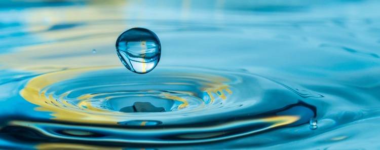 Gerne liefere ich einen optimierten, fachlich relevanten ALT-Text im Kontext der Gebäudetechnik-Branche und Zielgruppe: Optimierter ALT-Text: "Symbolbild für Wasseranwendungen in der Gebäudetechnik: Ein einzelner Wassertropfen trifft auf eine glatte Wasseroberfläche - steht für effiziente Sanitärtechnik und nachhaltigen Umgang mit Ressourcen im Gebäude." Falls Du weitere Kontextinfos zum genauen Artikel hast, passe ich den Text noch zielgenauer an.