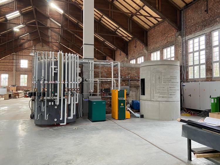 Optimierter ALT-Text: "Moderne Heizungs- und Sanitärtechnik mit Rohrleitungen, Ventilen und Pumpen in einer großzügigen Industriehalle mit offenem Dachstuhl; Fokus auf energieeffiziente Gebäudetechnik und professionelle Installation für den Einsatz in Gewerbebauten." Begründung: Der Alternativtext ist präzise auf die Fachzielgruppe von haustec.de zugeschnitten, benennt spezifische Komponenten (Heizungs- und Sanitärtechnik, Rohrleitungen, Ventile, Pumpen) sowie den Kontext (Industriehalle / gewerbliches Gebäude). Er verweist auf zentrale Themen des Portals wie Energieeffizienz und fachgerechte Installation. Damit unterstützt er sowohl die Barrierefreiheit als auch die Orientierung der Nutzer im professionellen Kontext der Gebäudetechnik.