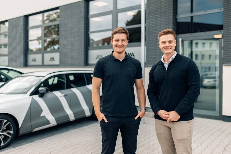 Gerne, hier ein optimierter, themenrelevanter ALT-Text für Ihre Zielgruppe: "Zwei Fachleute der Gebäudetechnik im Gespräch vor einem modernen Bürogebäude; im Hintergrund ist ein Servicefahrzeug für Haustechnik-Einsätze zu sehen." Begründung: - Fokus auf den Bezug zur Gebäudetechnik-Branche und der Zielgruppe (Fachleute/Entscheider) - Deutlicher Kontext zum Arbeitsumfeld und typischen Alltag in SHK, TGA und Facility Management - Klare Beschreibung des relevanten Hintergrundes (Servicefahrzeug als Indikator für mobile Einsätze) - Verzicht auf irrelevante Smileys/Mimik-Beschreibungen, falls sie keinen Mehrwert bieten Sollten Sie weitere Varianten oder auf spezielle Themenschwerpunkte (z.B. Sanitärtechnik statt allgemeiner Gebäudetechnik) eingehen wollen, lassen Sie es mich wissen.