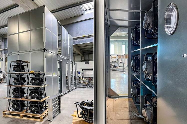 Lagerhalle mit Metallregalen für SHK- und TGA-Komponenten, Paletten mit Sanitär-, Heizungs- und Klimatechnik sowie technischem Zubehör.