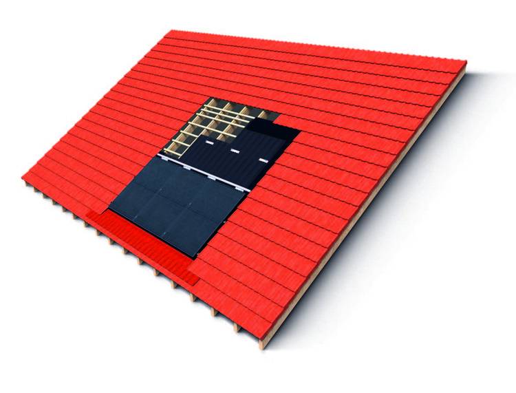 Querschnitt eines roten Ziegeldachs mit sichtbaren Schichten der Dachkonstruktion, Dämmung und Unterkonstruktion für Gebäudetechnik-Fachanwender.