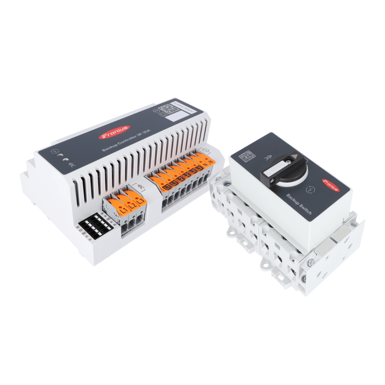 Zwei elektrische Installationsgeräte in Weiß und Grau mit orangefarbenen und schwarzen Kennzeichnungen, geeignet für Anwendungen in der Gebäudetechnik.