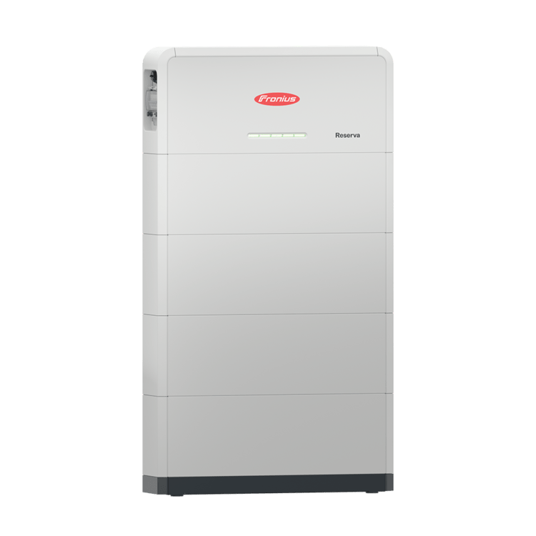 Fronius Energiespeicher-Batteriemodul, weißes Gehäuse, schmal und hoch - geeignet für gewerbliche Anwendungen im Bereich Gebäudetechnik.