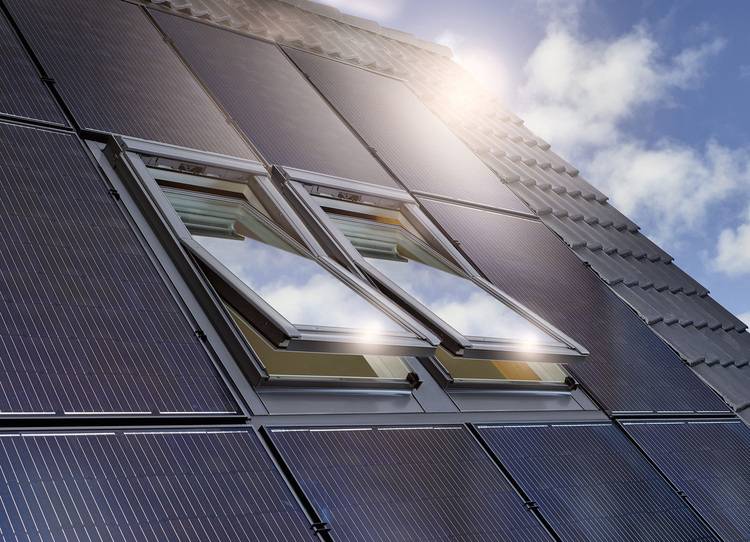 Auf einem geneigten Dach eines Nichtwohngebäudes sind PV-Module installiert; zwei Fenster geöffnet, optimale Ausrichtung für Energieeffizienz sichtbar.