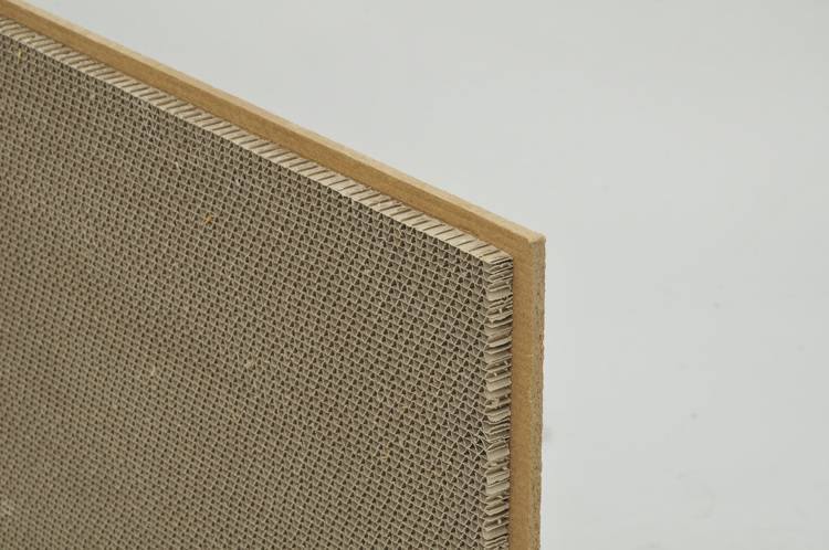 Detailansicht einer Wabenpappe mit stabilem Rahmen, geeignet für den Einsatz als Leichtbauplatte in der energieeffizienten Gebäudetechnik.